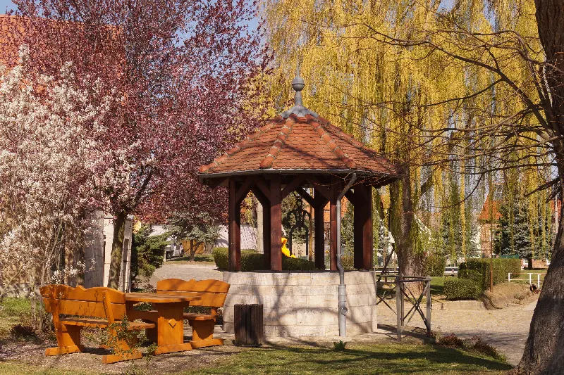 Dorfbrunnen mit Sitzbank