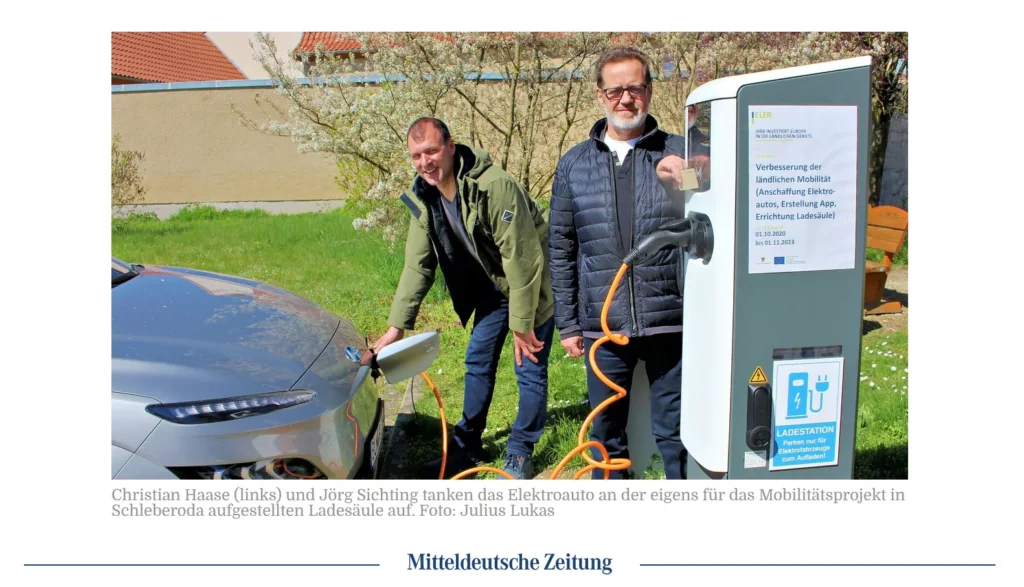 MZ Artikel Foto mit Elektroauto und Ladesäule.